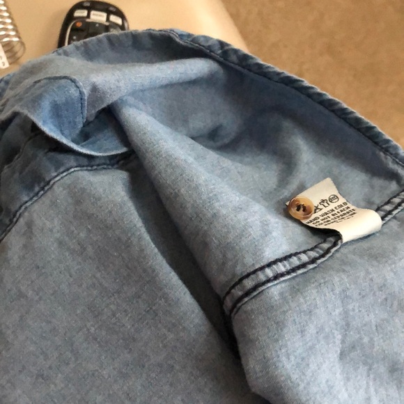 🌻Super soft chambray button down shirt. - Picture 5 of 5